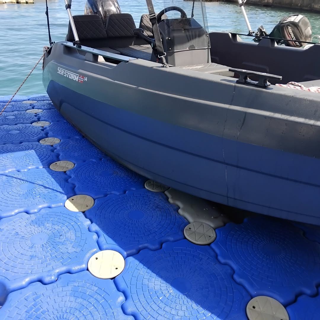 Bateau hors de l'eau sur un dock flottant bleu Fenua Dock