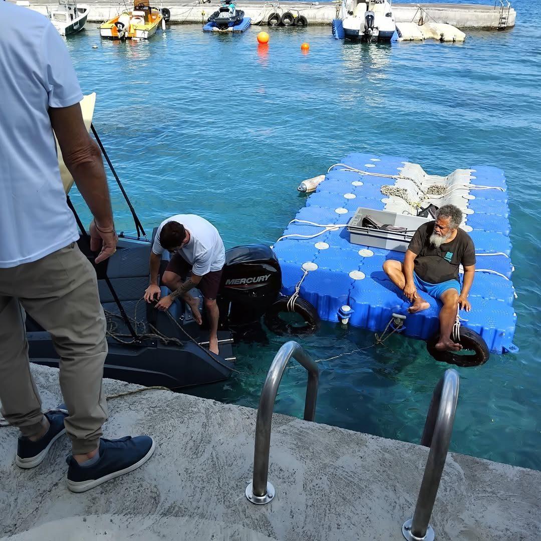 Équipe installant un ponton flottant dans une marina